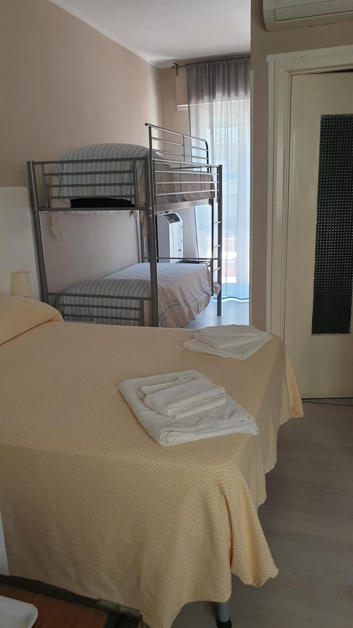 Piccolo Hotel Holiday Center 菲纳莱利古雷 外观 照片